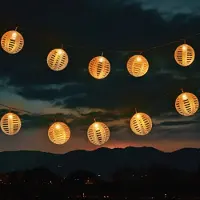 Spetebo 3.07 Fata solare con 10 sfere rotonde in rattan Ø 7,5 cm ciascuna - lunghezza circa 270 cm - decorazione a LED per esterni