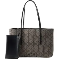 Calvin Klein Emblem Aop Jacquard Tote Lotus Beige/black Aop Jacquard Taglia: OS | Borse a mano Outlet | Donna | Marrone