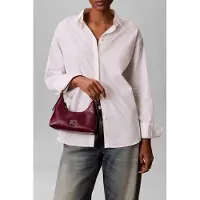 Calvin Klein Emblem Leather Mini Shoulder Bag Alluring Pink Taglia: OS | Borse a mano Outlet | Donna | Rosa