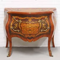 Casa Padrino Comò in stile barocco, con 2 cassetti, in legno impiallacciato marrone mogano, con intarsi e dettagli in ottone. Dimensioni: 100 x 55 x 85 cm (altezza)