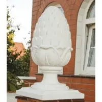 Casa Padrino Pigna decorativa liberty con base bianca 30,5 x 30,5 x H. 54,5 cm - Pigna decorativa in pietra - Accessori per la decorazione del giardino in stile barocco e liberty