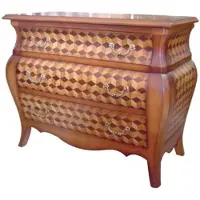 Casa Padrino Comò in stile barocco, realizzato in legno di faggio massello, finitura marrone mogano, con motivo a rombi e maniglie in metallo color ottone. Dimensioni: 122 cm