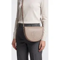 Calvin Klein Bold Saddle Crossover Desert Taupe Taglia: OS | Borse a mano Outlet | Donna | Nero