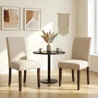StarTech.com Sedie da pranzo imbottite - Set da 2 - Rivestimento in tessuto - Seduta imbottita - Dettagli decorativi a forma di testa di chiodo - Gambe in legno massello - Colore beige