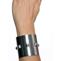 Addicted Braccialetto 'Nyx Noir bracciale color argento con le borchie' platino