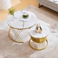 Ropilly Set di tavolini da caffè rotondi, due pezzi, di 70 cm e 45 cm di diametro, realizzati in MDF con finitura effetto marmo bianco e superficie lucida, struttura in metallo dorato, impilabili